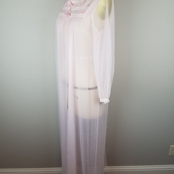 Pretty Vintage 1950's Long Chiffon Pale Pink Robe with Lace Detail - Picture 6 of 11